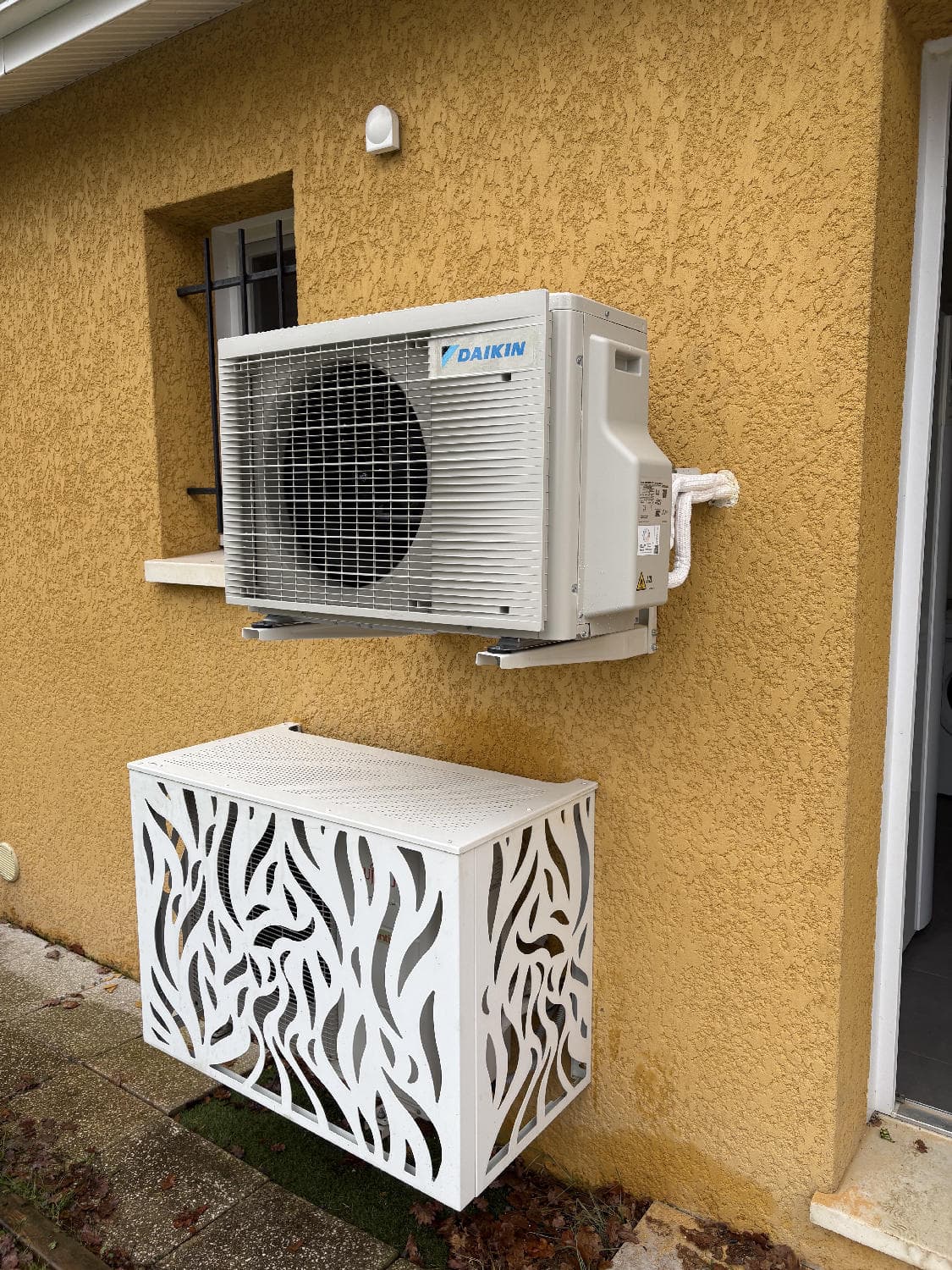 Unité extérieure Daikin intégrée en façade avec cache de protection à Montauban