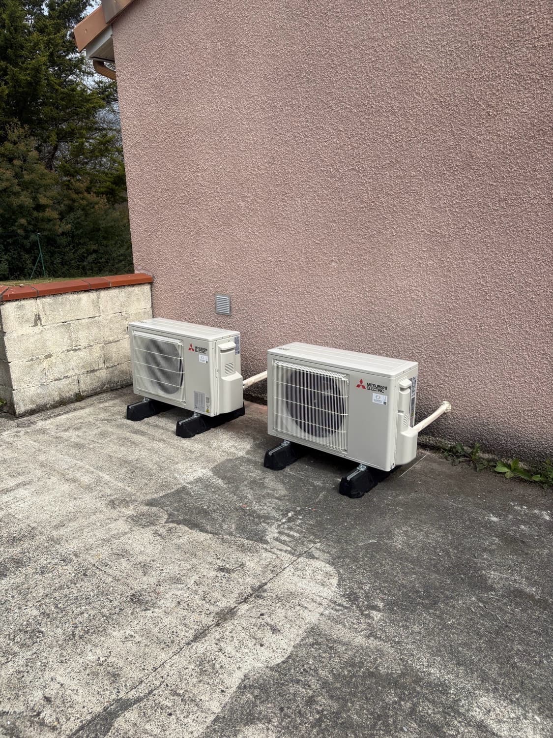 Deux groupes extérieurs Mitsubishi Electric dimensionnés pour une maison du Tarn-et-Garonne