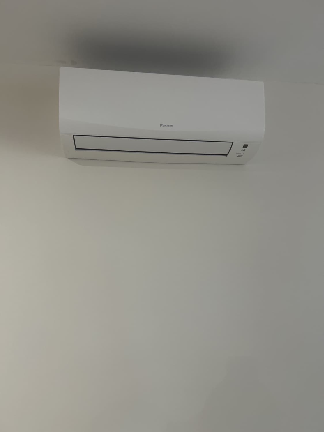 Unité intérieure Daikin avec afficheur de température, premier point à vérifier avant d'appeler un chauffagiste