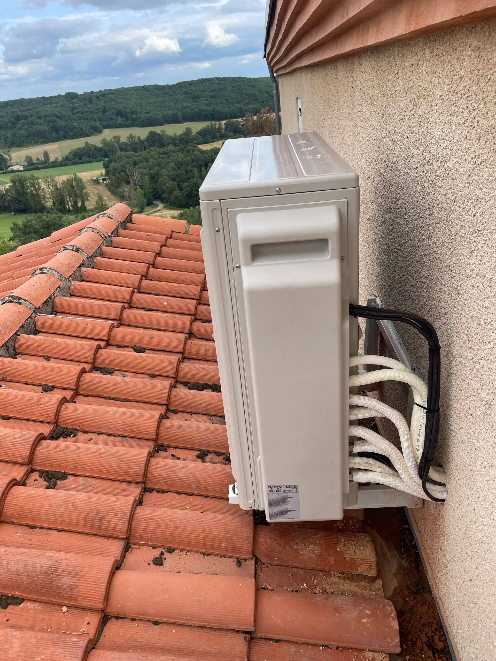 Pompe à chaleur installée sur une maison de campagne du nord du Tarn-et-Garonne, près de Caussade