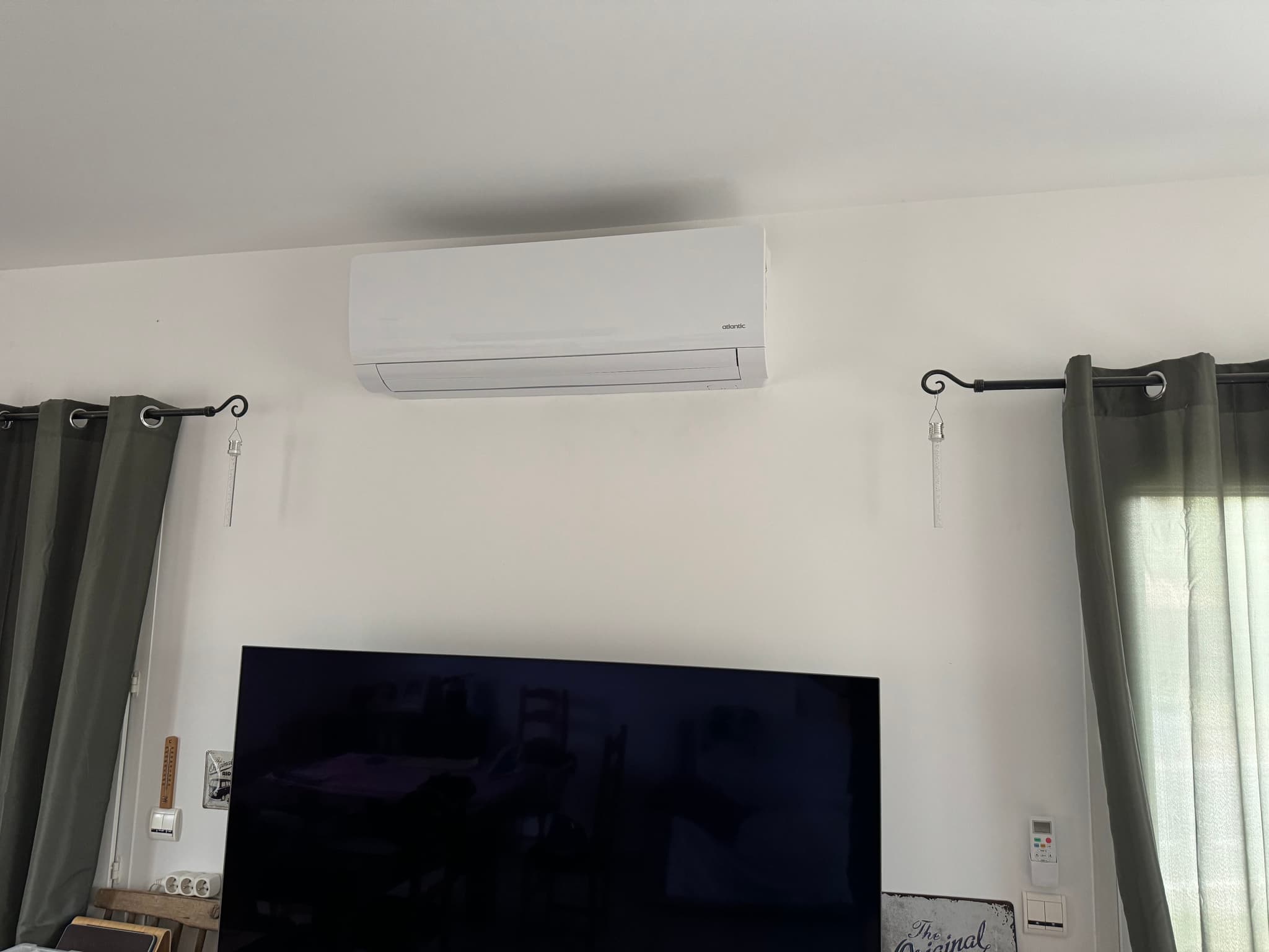 Climatisation murale installée dans un salon à Montauban