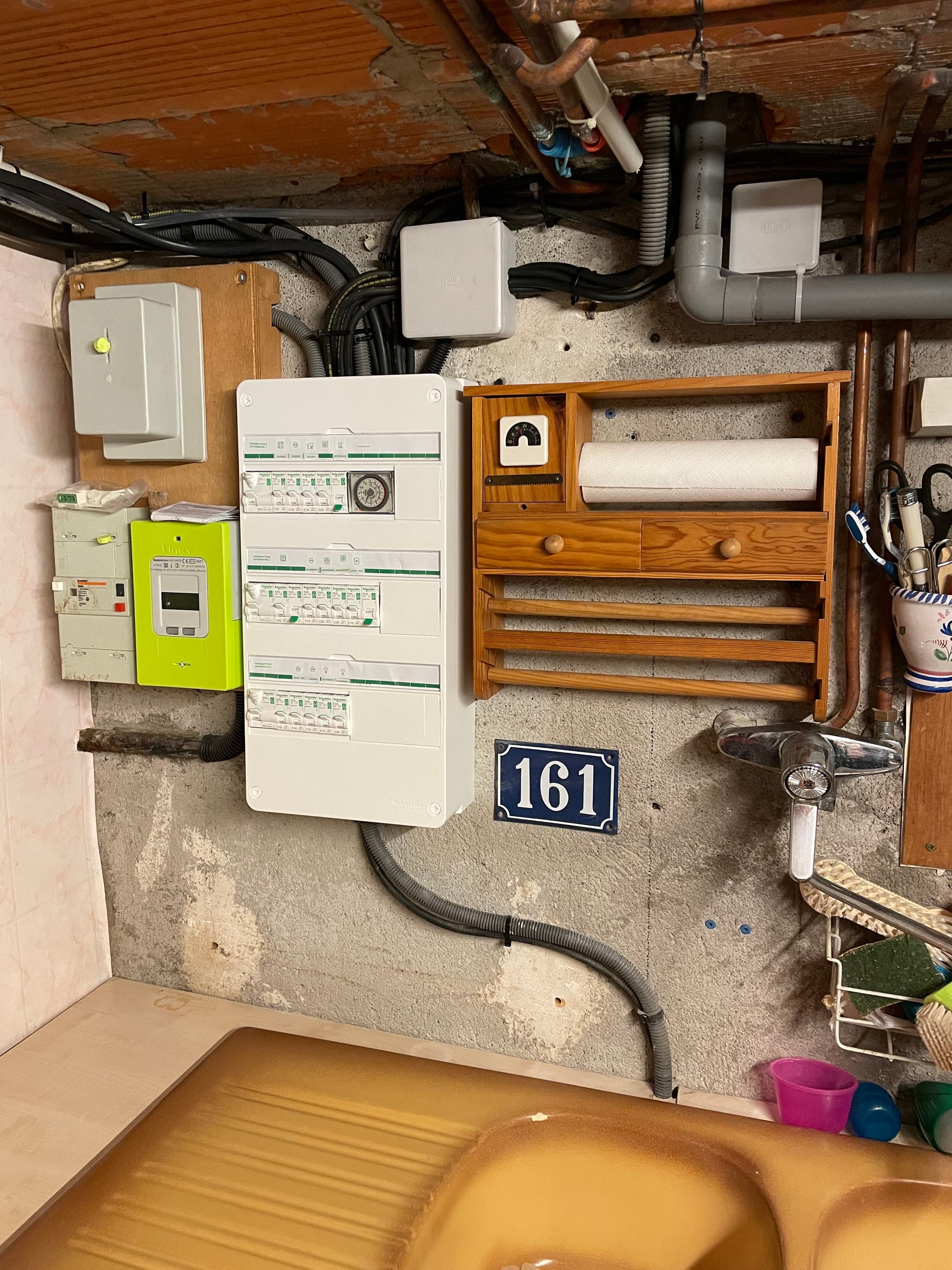 Boîtier de régulation de pompe à chaleur et tableau électrique contrôlés lors d'un entretien à Montauban