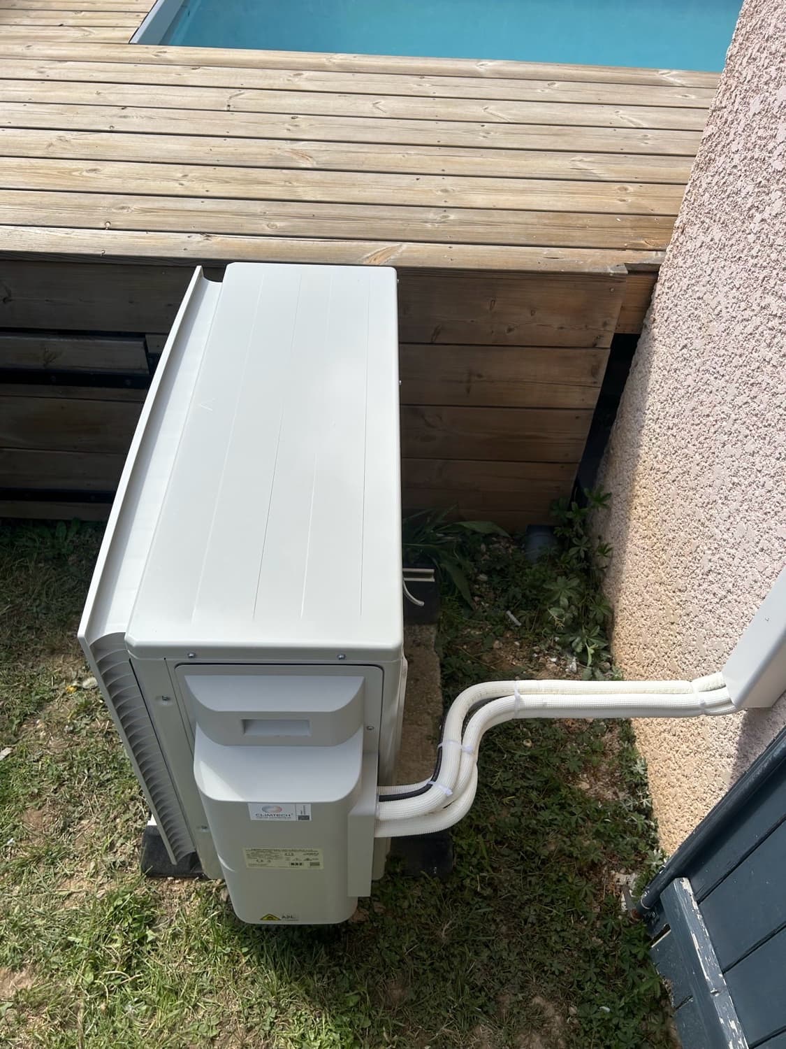 Pompe à chaleur air-air installée au sol dans un jardin, solution de chauffage économique à Montauban