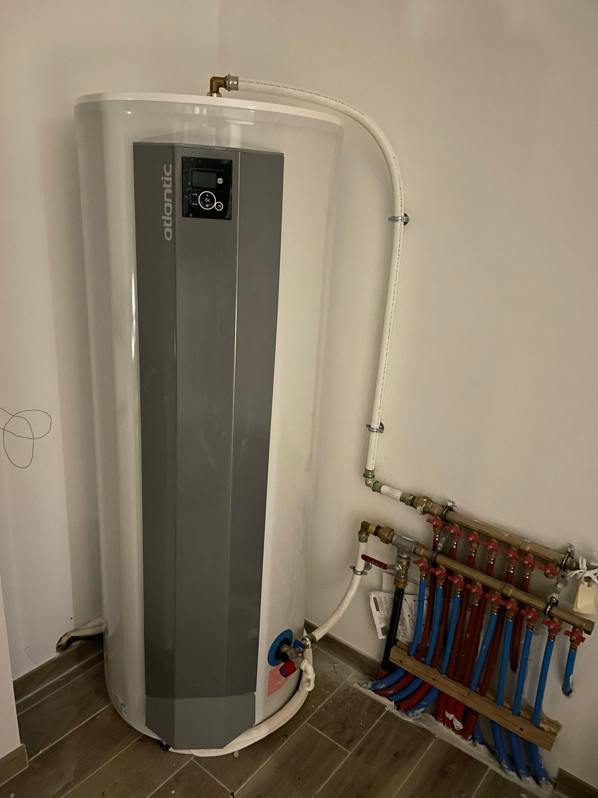 Ballon thermodynamique Atlantic et collecteur de plancher chauffant installés par CLIMTECHPLUS