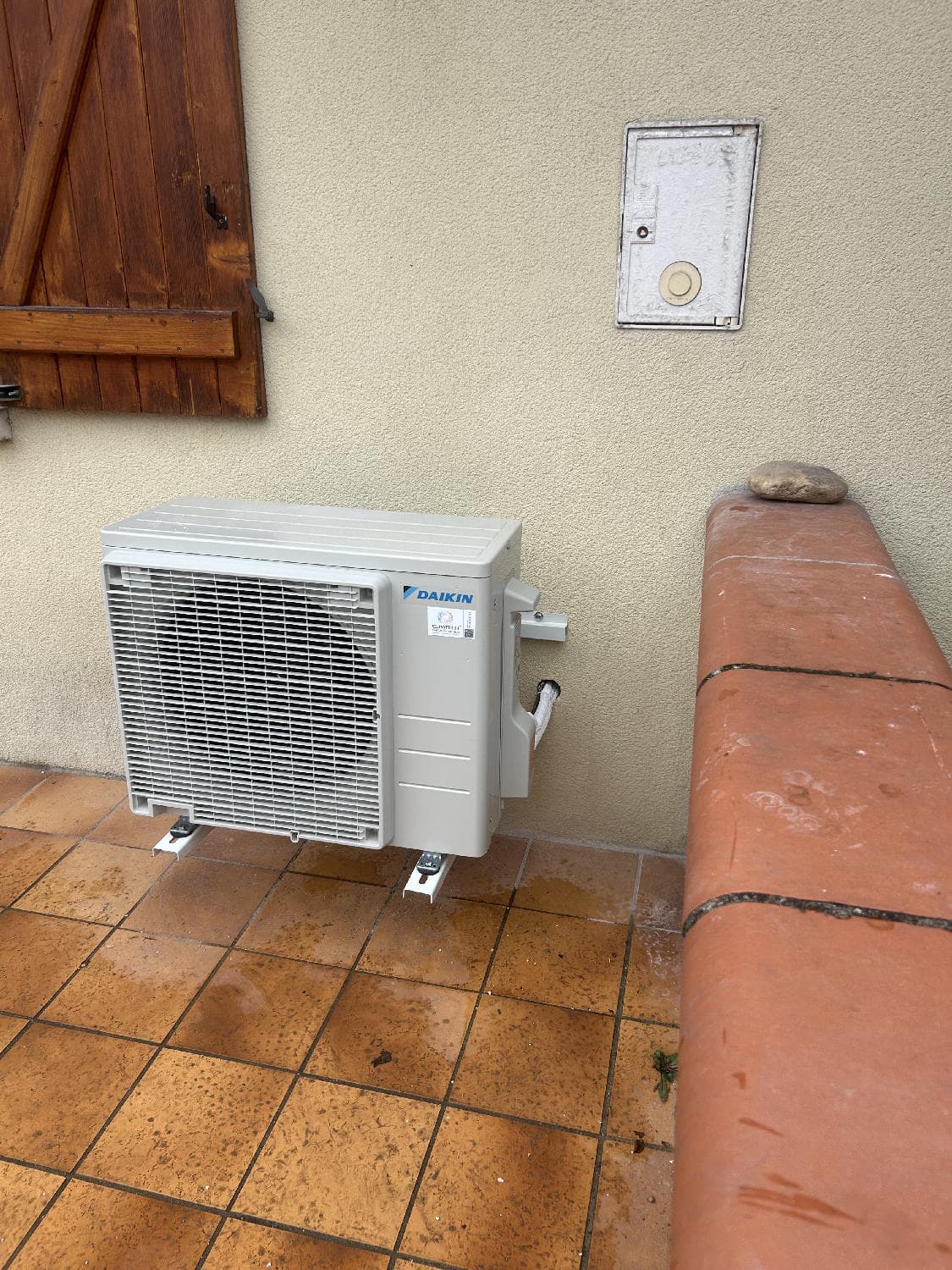 Unité extérieure Daikin sur terrasse, type d'installation concernée par un devis de dépannage à Montauban