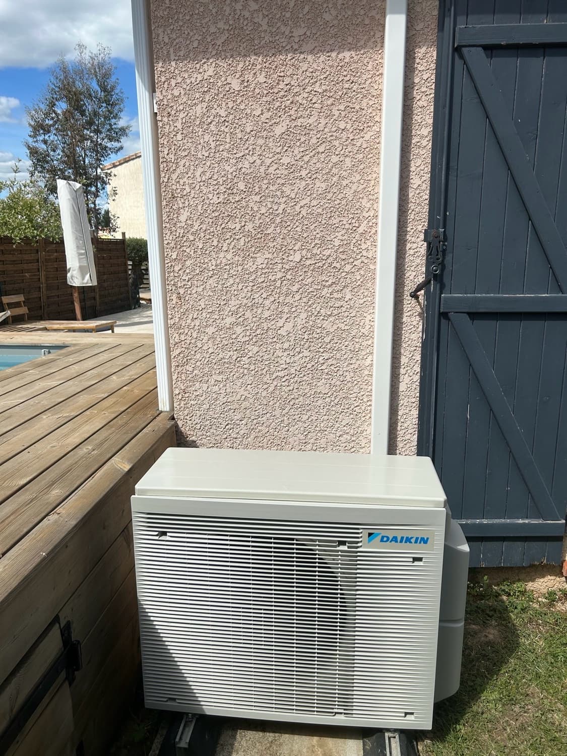 Unité extérieure Daikin installée en façade de maison individuelle par chauffagiste certifié RGE Montauban