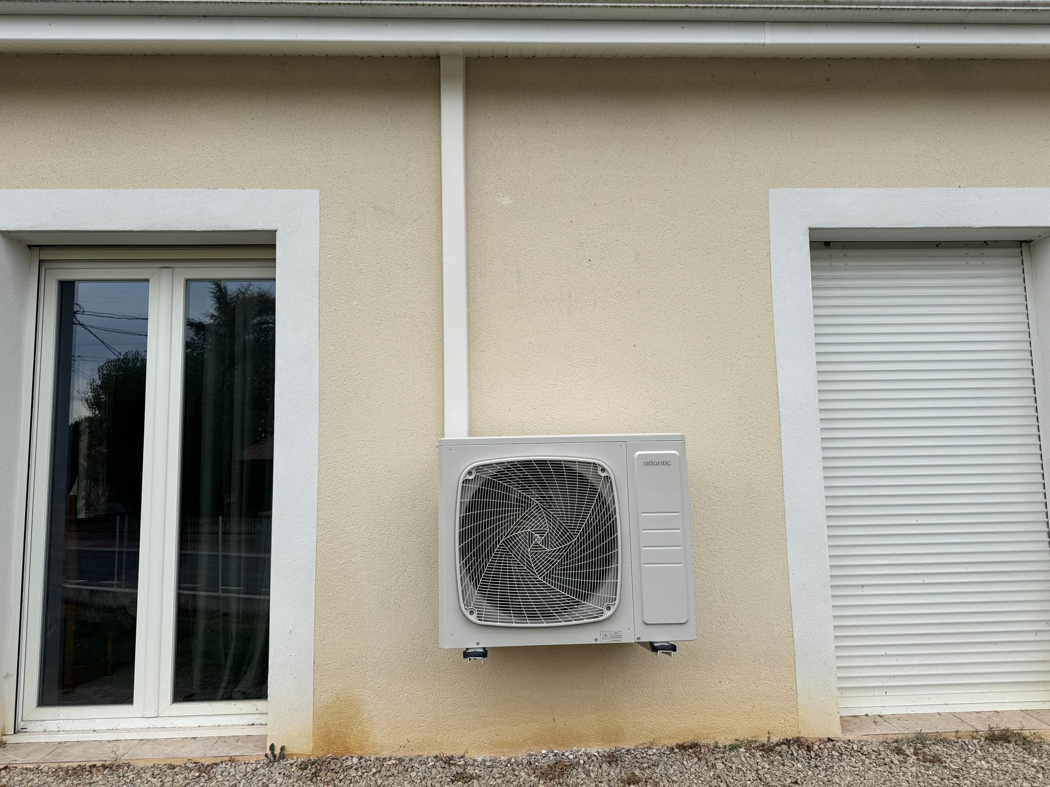 Unité extérieure installée en façade d'une maison individuelle par un chauffagiste à Caussade