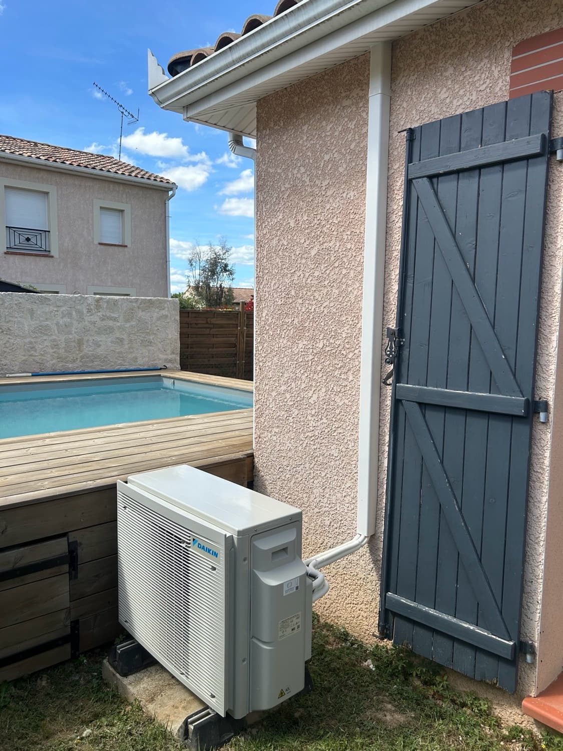 Unité extérieure Daikin intégrée dans un jardin, installation dimensionnée à Castelsarrasin