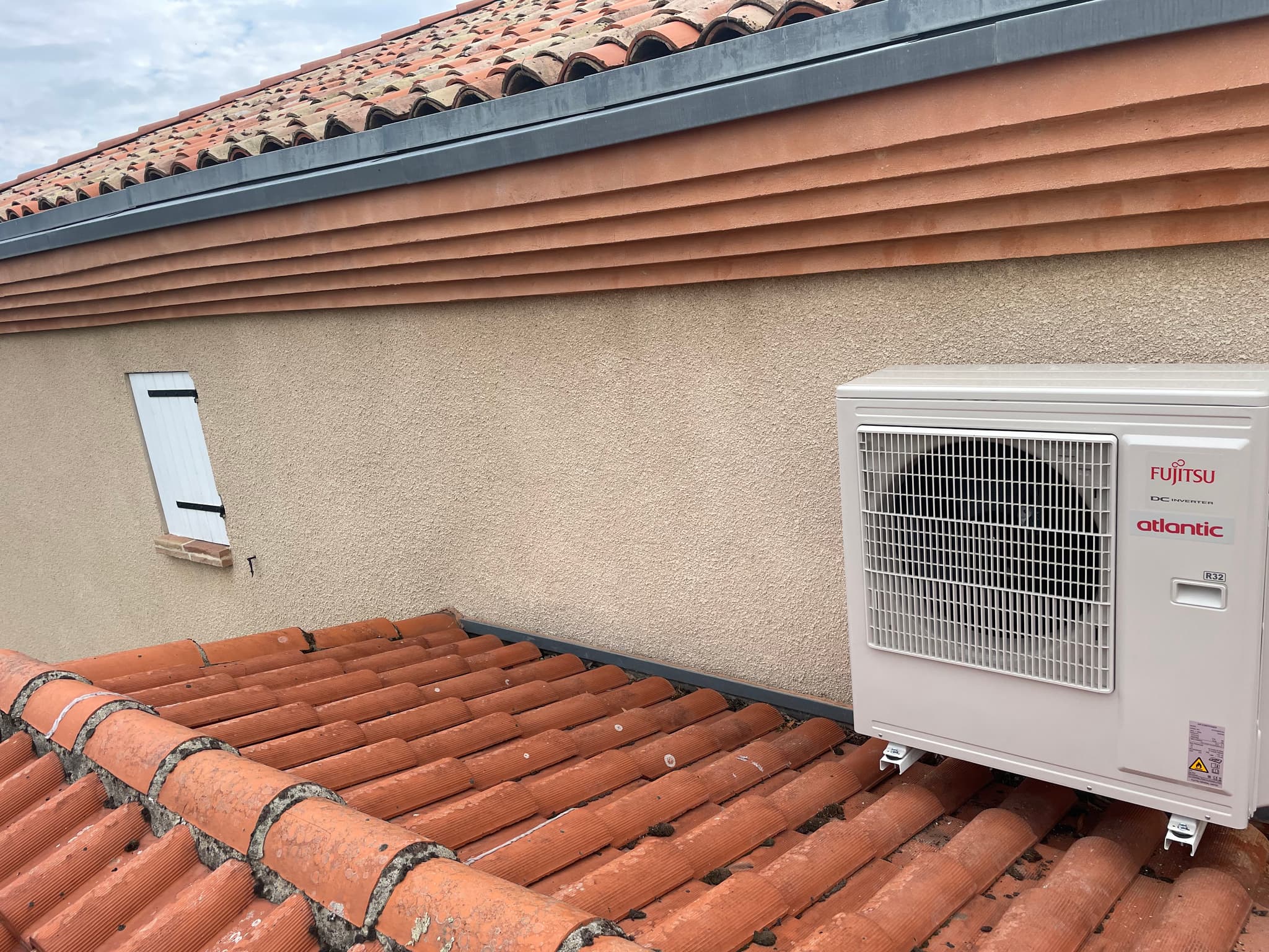 Pompe à chaleur installée en toiture d'une maison du secteur de Castelsarrasin